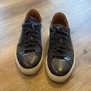 Black Sneakers with Minimalist Design and Comfortable Rubber Sole